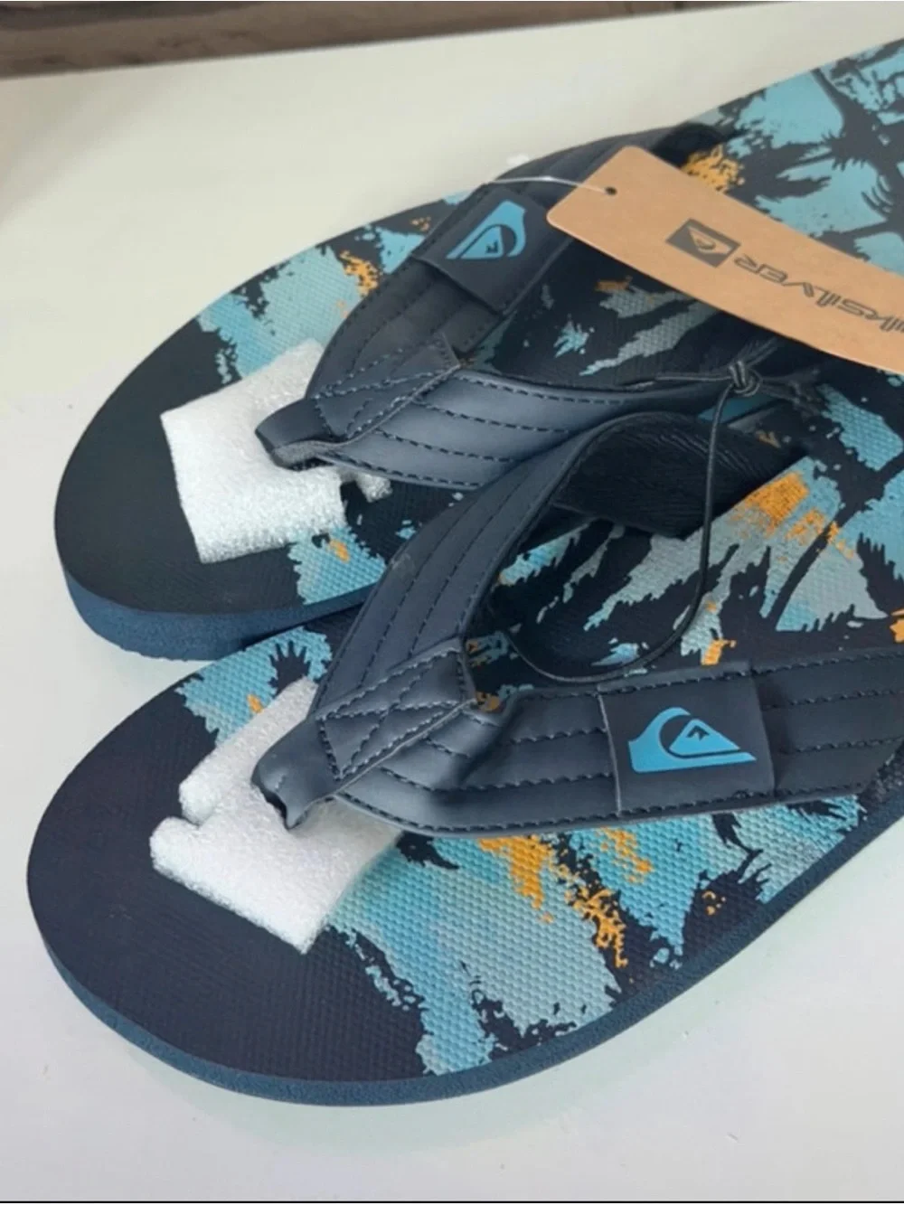 Quiksilver Foundation Men’s Flip Flops Sandals. Orange Blue. Size 10 or 11. NWT